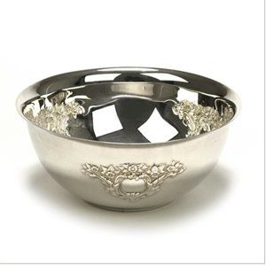 Oneida  silver plated salad bowls set of 2 ( 8" and 7")